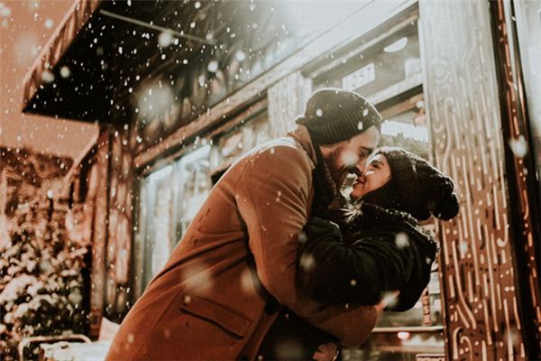 What does it mean to dream of embracing your wife? What does it mean to dream of embracing your wife?