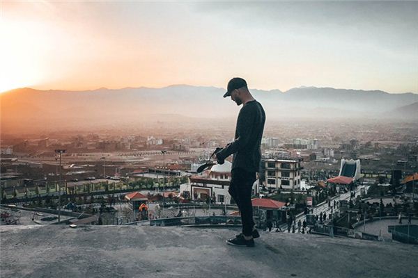 What does it mean to dream of a relative falling from a building? What does it mean to dream of a relative falling from a building?