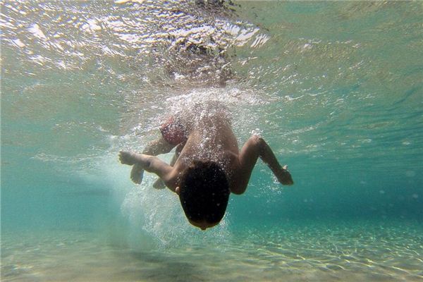 I dreamed that a child was swept away by water.