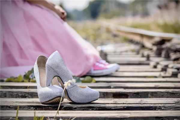 What does it mean to dream of a broken shoe heel? What does it mean to dream of a broken shoe heel?