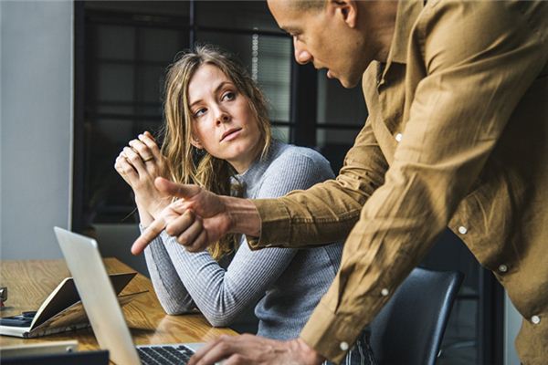 What does it mean to dream of hitting a female colleague?