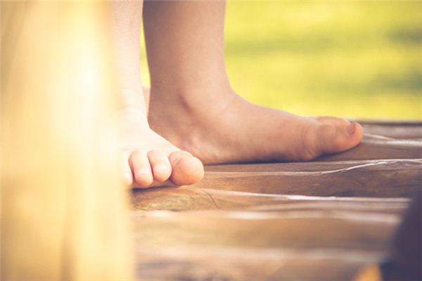 What does it mean to dream of forgetting to wear shoes? What does it mean to dream of forgetting to wear shoes?