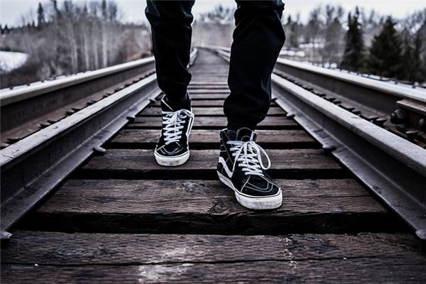 What does it mean to dream of looking for shoes to wear? What does it mean to dream of looking for shoes to wear?