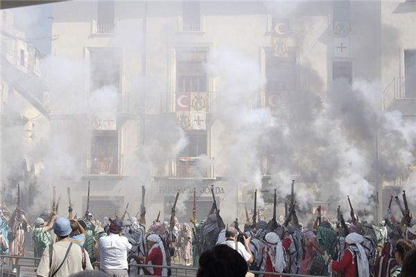 What does it mean to dream of a riot? What does it mean to dream of a riot?