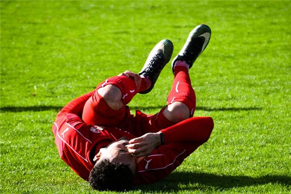 What does it mean to dream of falling and getting injured? What does it mean to dream of falling and getting injured?