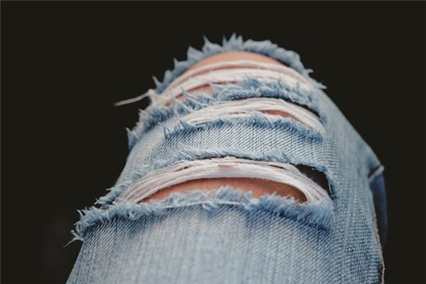 What does it mean to dream of torn pants? What does it mean to dream of torn pants?