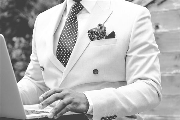 What does it mean to dream of wearing a white suit? What does it mean to dream of wearing a white suit?