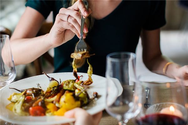 What does it mean to dream about eating? What does it mean to dream about eating?