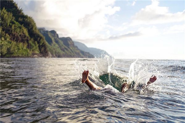 I dreamed that someone pushed me into the water.