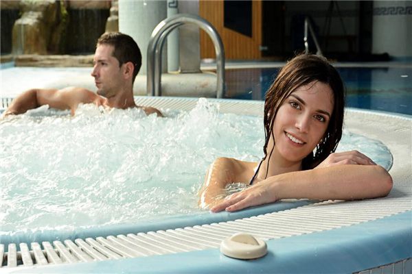 Dreaming of a husband and wife taking a bath together