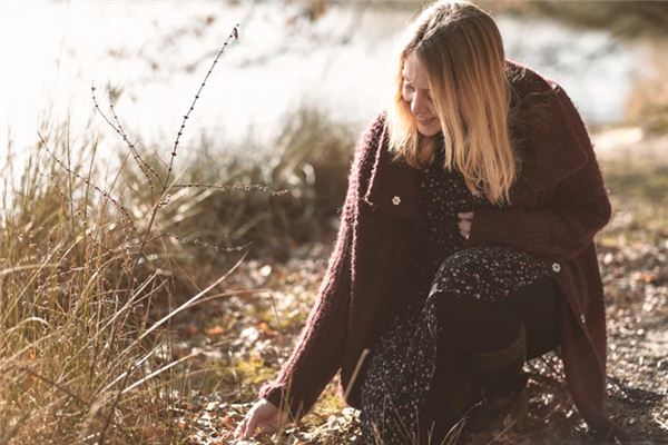 What does it mean to dream of picking up something?