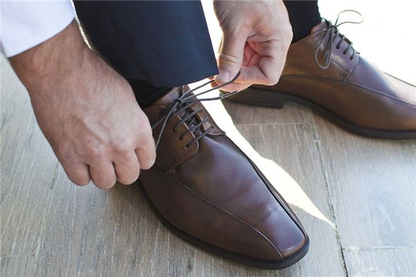 What does it mean to dream of tying shoelaces? What does it mean to dream of tying shoelaces?