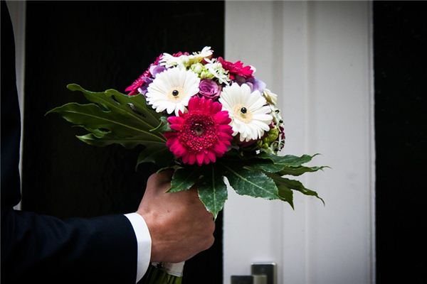 What does it mean to dream of giving flowers? What does it mean to dream of giving flowers?
