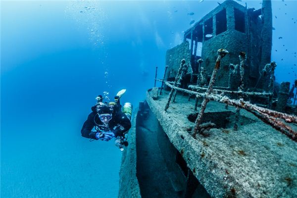 Dreaming of a ship sinking and breaking apart