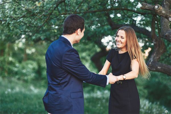 Dreaming of a peer of the opposite sex in a romantic relationship