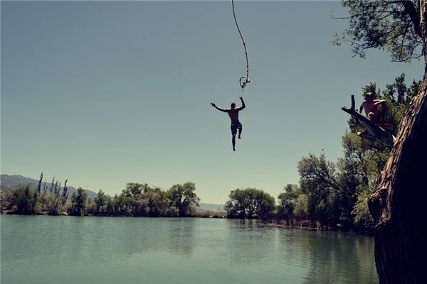 What does it mean to dream of falling into water? What does it mean to dream of falling into water?