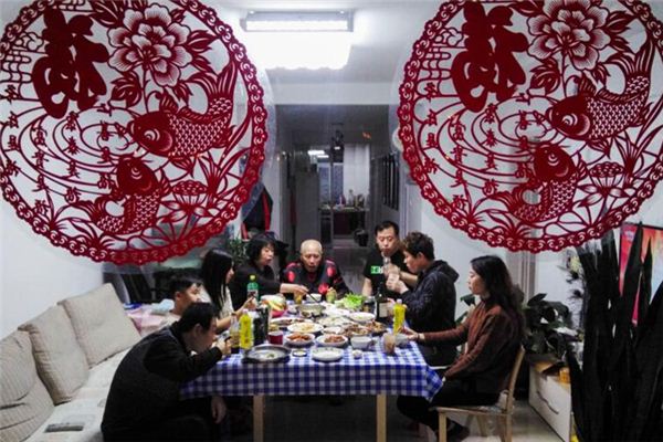 What does it mean to dream of eating a family reunion dinner? What does it mean to dream of eating a family reunion dinner?