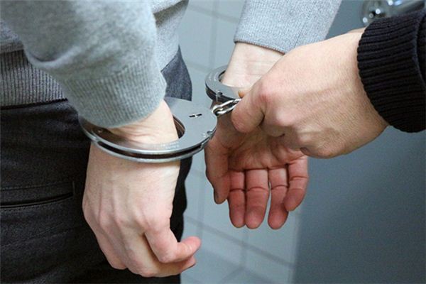 What does it mean to dream of being handcuffed? What does it mean to dream of being handcuffed?