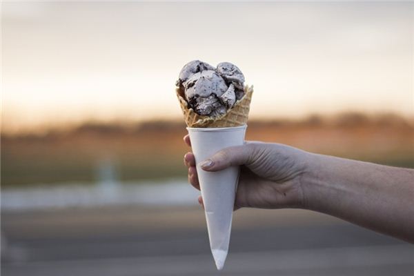 Dreaming of eating ice cream Dreaming of eating ice cream