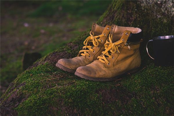 What does it mean to dream of hitting someone with a shoe? What does it mean to dream of hitting someone with a shoe?