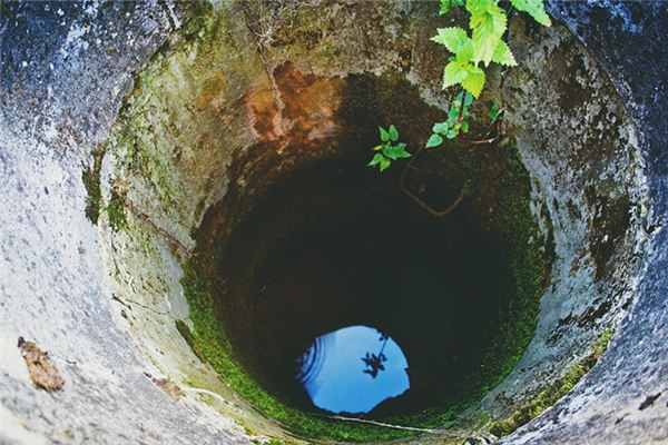 What does it mean to dream of falling into a well? What does it mean to dream of falling into a well?