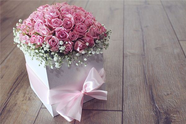 What does it mean to dream of someone giving you flowers? What does it mean to dream of someone giving you flowers?