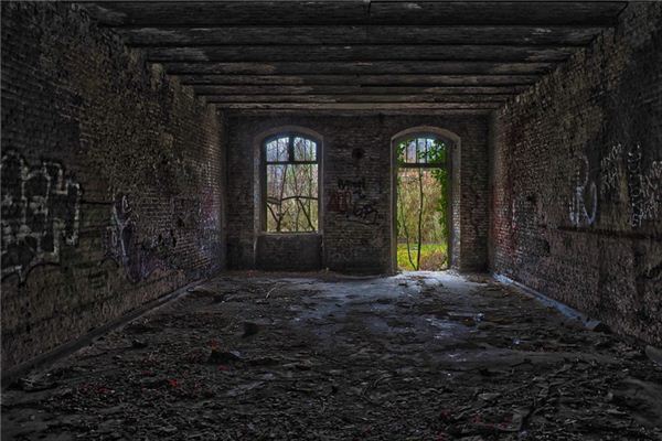 What does it mean to dream of breaking into an empty house? What does it mean to dream of breaking into an empty house?