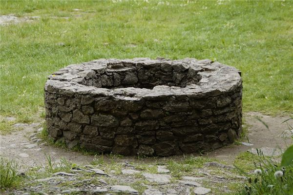 What does it mean to dream of falling into a well? What does it mean to dream of falling into a well?