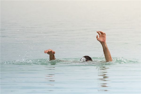 Dreaming of struggling in water