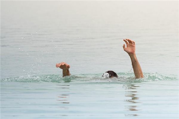 Dreaming of someone else being drowned