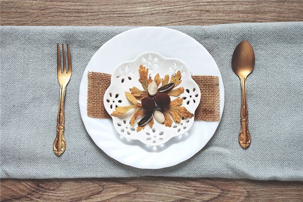 What does it mean to dream of dining? What does it mean to dream of dining?