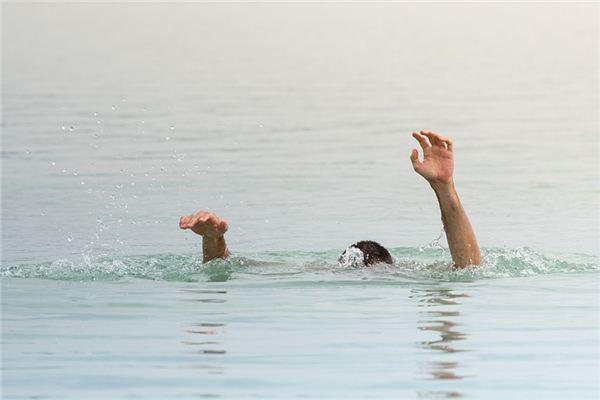 What does it mean to dream of falling into water? What does it mean to dream of falling into water?