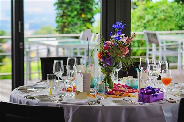 Dreaming of attending a wedding banquet Dreaming of attending a wedding banquet