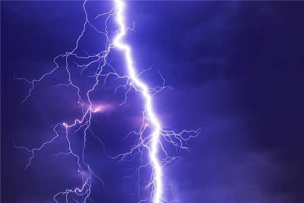 What does it mean to dream of being struck by lightning? What does it mean to dream of being struck by lightning?