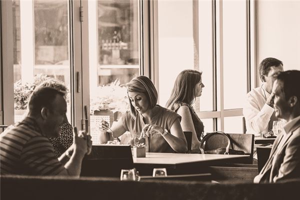 What does it mean to dream of inviting someone to dinner? What does it mean to dream of inviting someone to dinner?