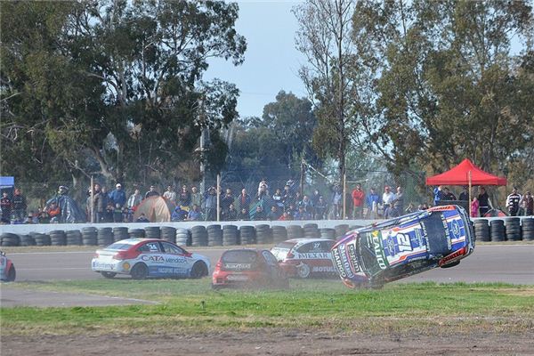 What does it mean to dream of a car overturning?