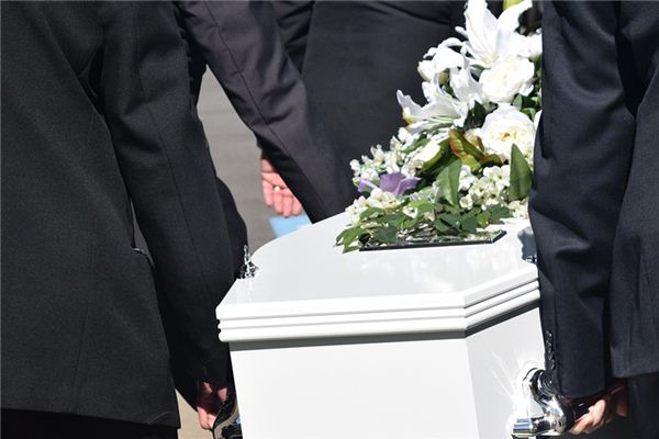 What does it mean to dream of carrying a coffin? What does it mean to dream of carrying a coffin?