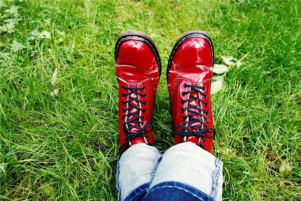What does it mean to dream of wearing red shoes? What does it mean to dream of wearing red shoes?