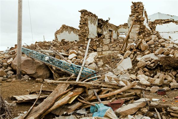 Dreaming of someone else's house collapsing