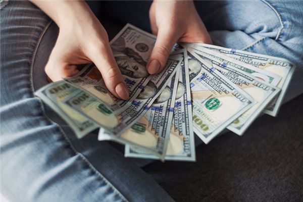 What does it mean to dream of someone giving you money? What does it mean to dream of someone giving you money?