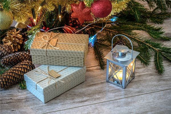 What does it mean to dream of giving gifts?