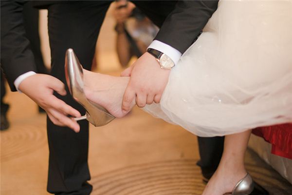 What does it mean to dream of helping someone put on their shoes? What does it mean to dream of helping someone put on their shoes?