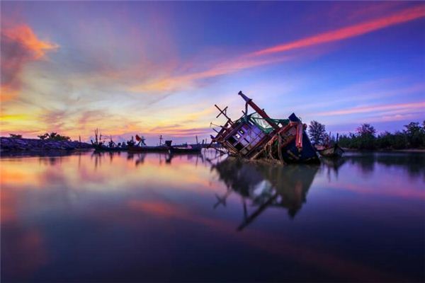 What does it mean to dream of a plane crash or a shipwreck? What does it mean to dream of a plane crash or a shipwreck?