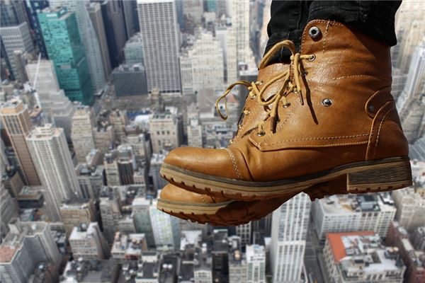 What does it mean to dream of wearing new shoes? What does it mean to dream of wearing new shoes?