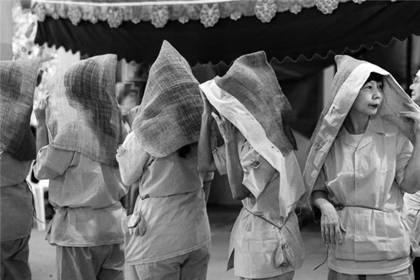 What does it mean to dream of wearing mourning clothes? What does it mean to dream of wearing mourning clothes?