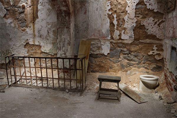 What does it mean to dream of falling into a cesspool? What does it mean to dream of falling into a cesspool?