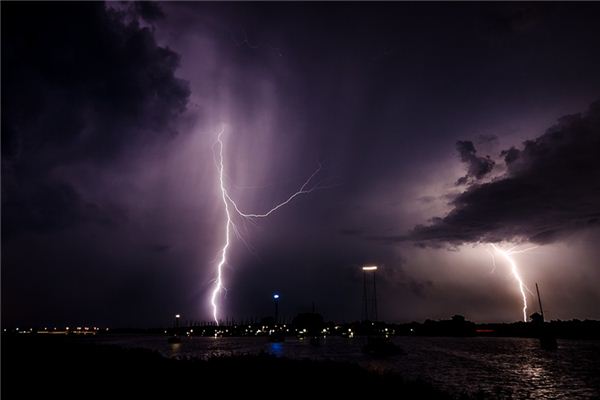 What does it mean to dream of being struck by lightning? What does it mean to dream of being struck by lightning?