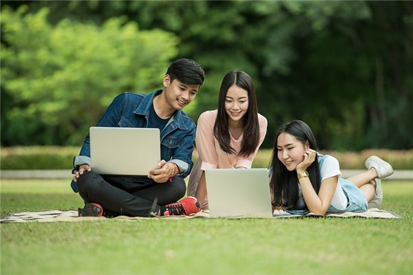 What does it mean to dream of reuniting with friends? What does it mean to dream of reuniting with friends?
