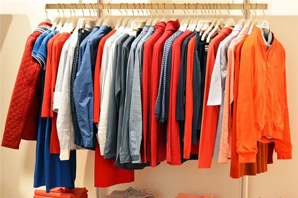 What does it mean to dream of giving clothes away? What does it mean to dream of giving clothes away?