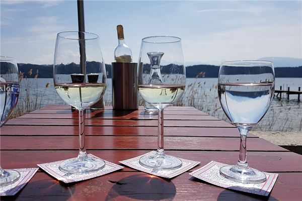 What does it mean to dream of giving wine? What does it mean to dream of giving wine?